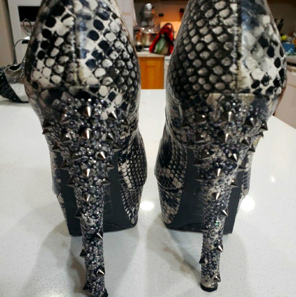 Heels - Picture 3 of 3